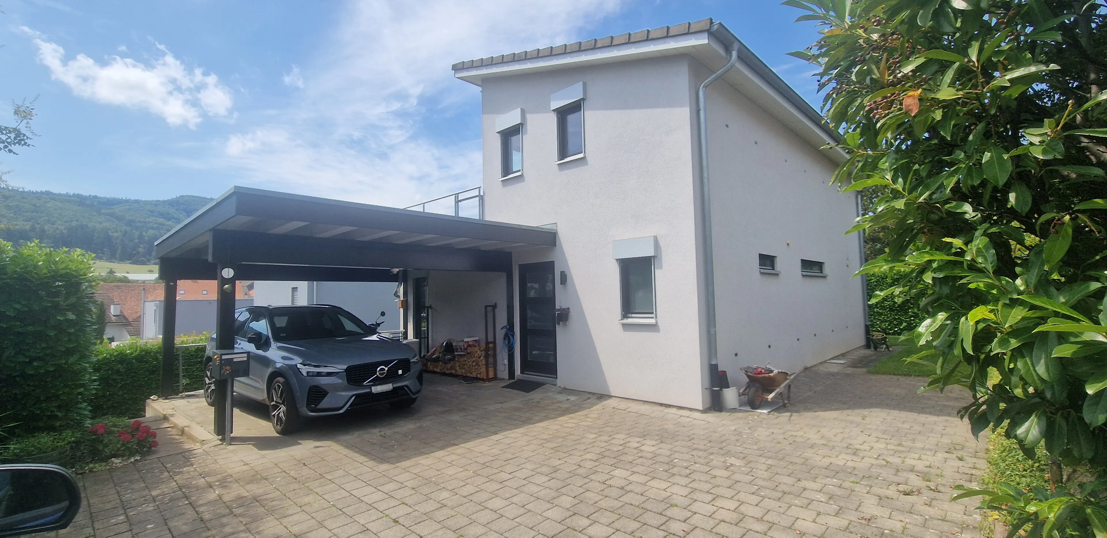 Modernes Wohnzimmer mit frischen Malerarbeiten in Basel, Applicasa Malergeschäft GmbH